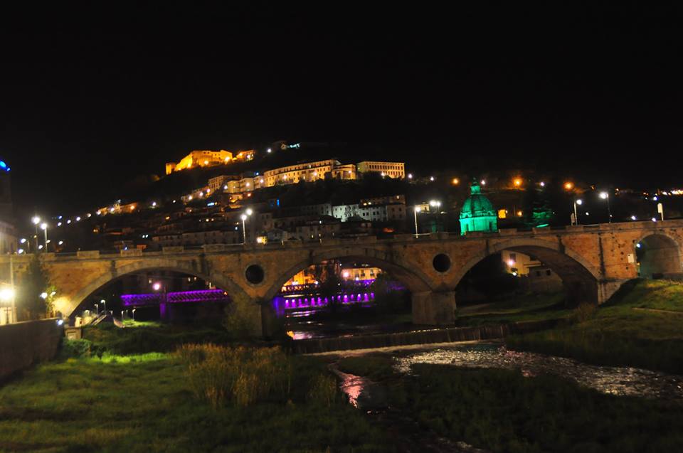 Il ponte sul Crati e il centro storico di Cosenza illuminati di notte